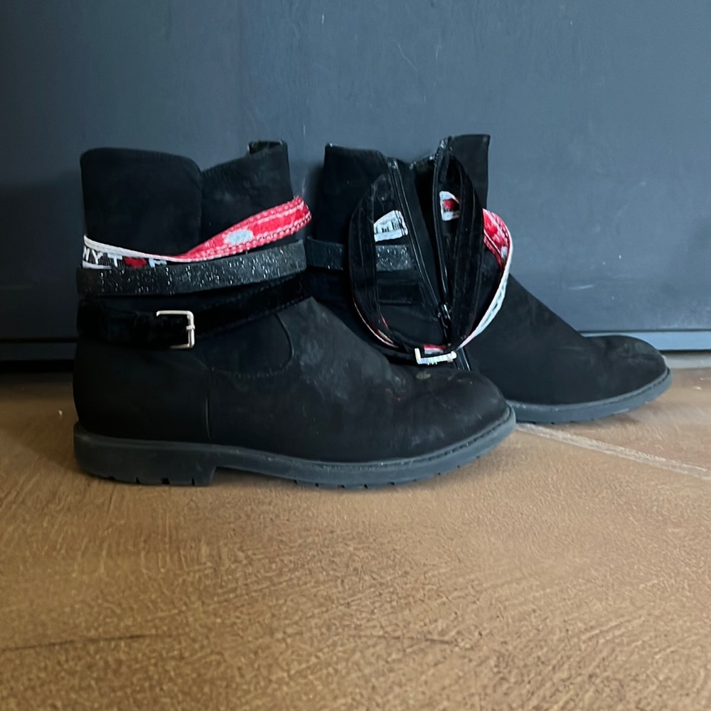 These are Tommy Hilfiger black boots. They are in the side 4 for girls (kids).